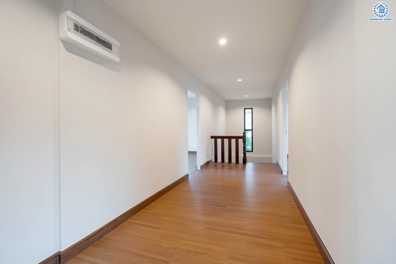 บ้านมือสองตกแต่งใหม่ โครงการ พลับพลาวิลล่า บรมราชชนนี หลังใหญ่พิเศษพร้อมอยู่ เนื้อที่ 57 ตร.ว. ดีไซน์สวย ฟังก์ชัน 4 ห้องนอน 3 ห้องน้ำ 2 ที่จอดรถ บนทำเลเดินทางสะดวก เชื่อมต่อหลายเส้นทาง ใกล้เซ็นทรัลปิ่นเกล้า จุดขึ้นทางด่วน "ศรีรัช" และเพียง 10 นาทีถึงMRT "สถานีไฟฉาย"